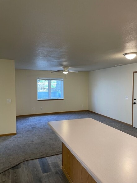 Building Photo - 1424 E Redwood Blvd