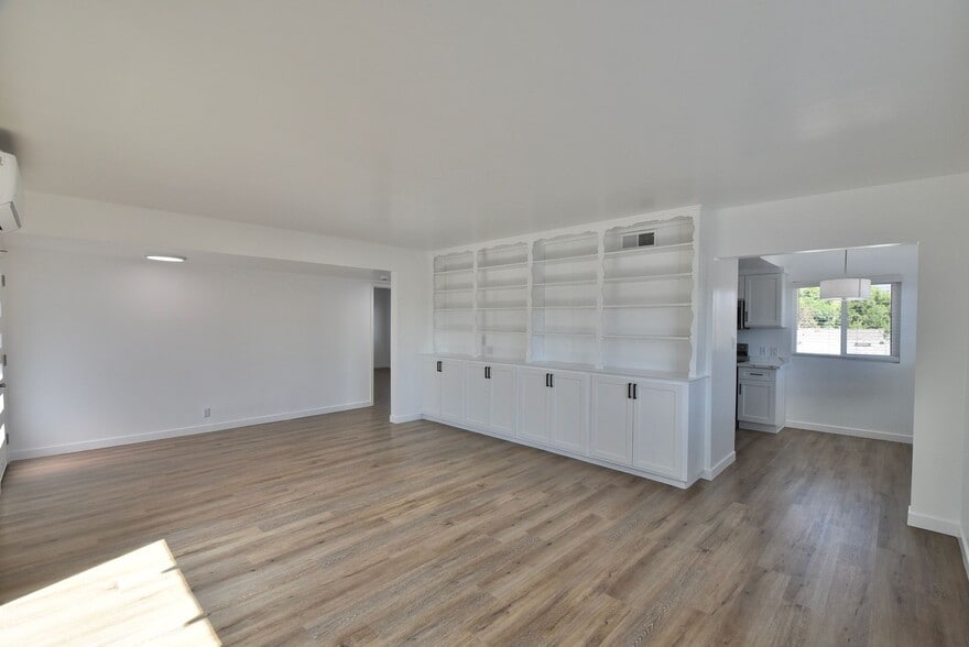 Building Photo - 1212 N Hollywood Way