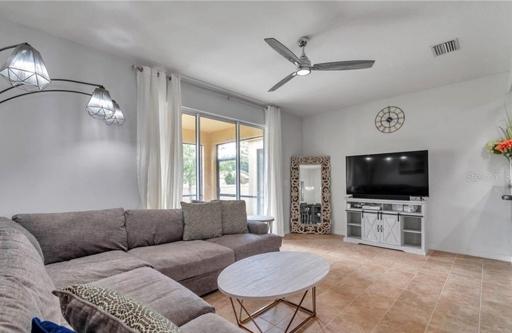 Huge Livingroom - 6839 46th Ln N