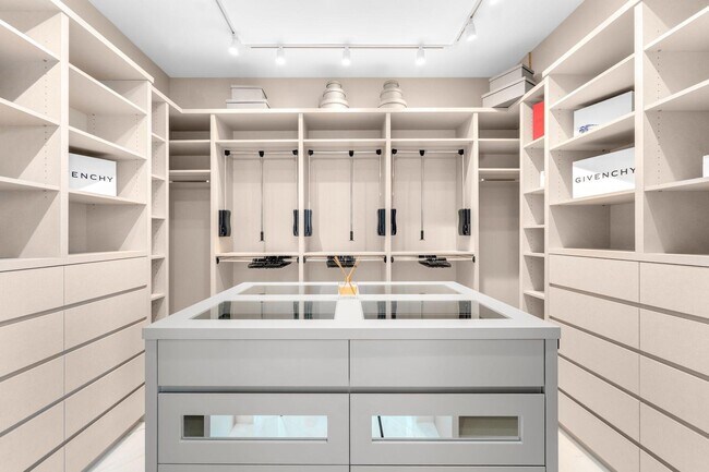 Building Photo - 17301 Biscayne Blvd