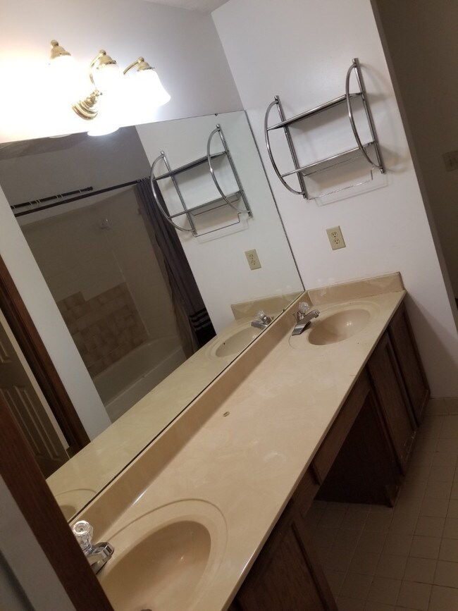 Building Photo - Camelot