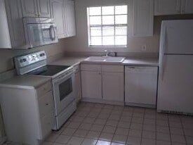 Building Photo - 810 Meadowbrook Dr