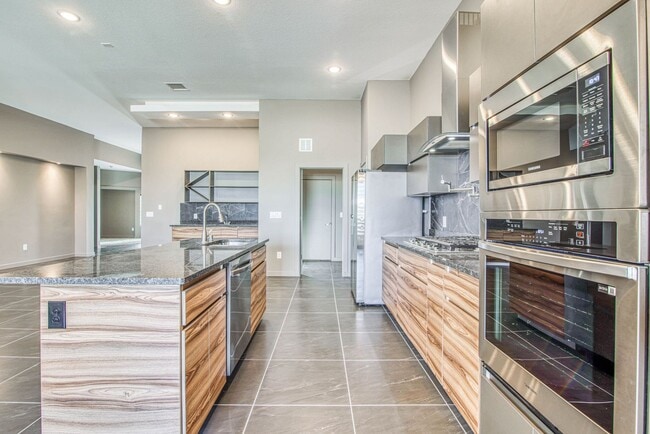Building Photo - Beautiful East side House 4 bed-2.5 baths, part of The Overlook Casa Club that includes Swimming ...
