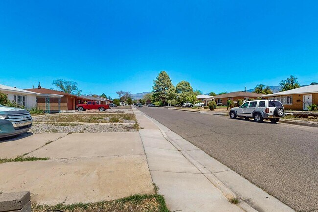 Building Photo - 2227 Inez Dr NE