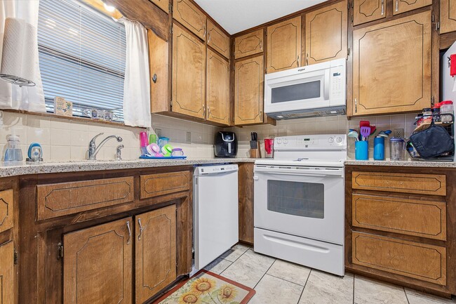 Building Photo - Spacious 3 bedroom 2 bath home with Solar Panels