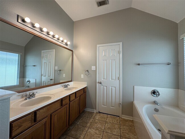 Building Photo - 5907 Yaupon Ridge Dr