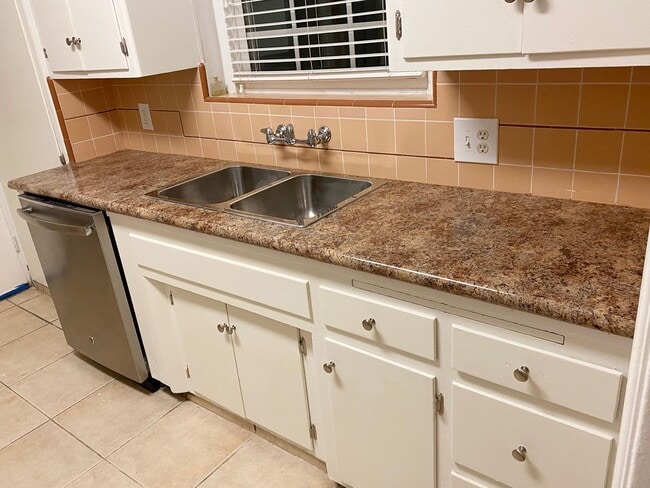 Building Photo - Nice Neighborhood North Long Beach 2 bd 1 ...