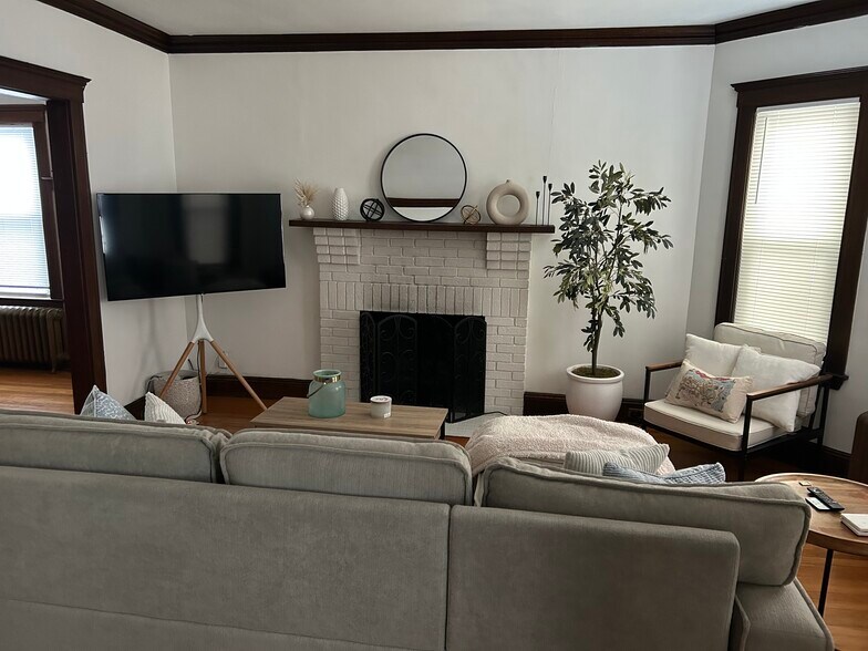 Building Photo - 143 Manthorne Rd