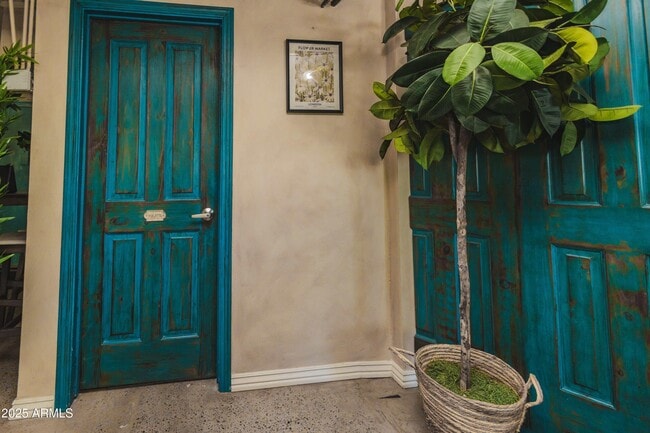 Building Photo - 353 E Thomas Rd