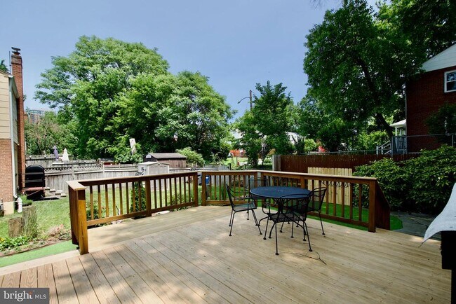 Building Photo - 5715 Fenwick Dr