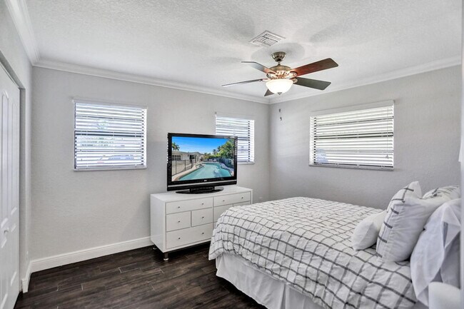 Building Photo - 2600 NE 52nd Ct