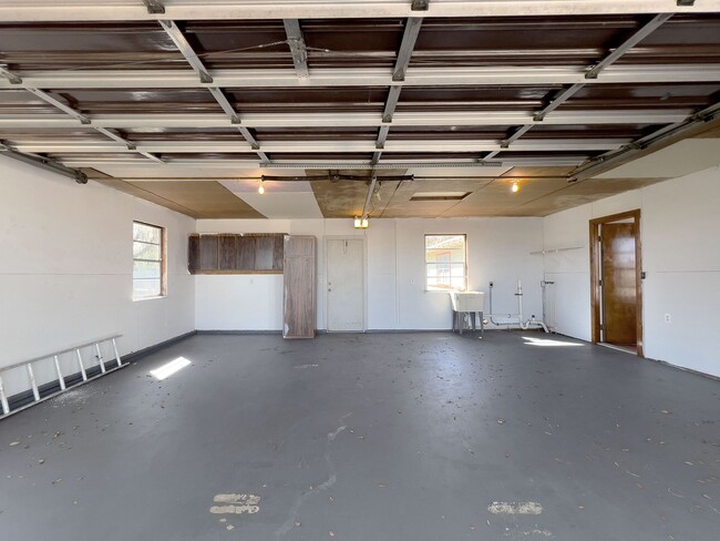 Building Photo - Spacious 3-Bedroom, 2-Bathroom in Winter H...