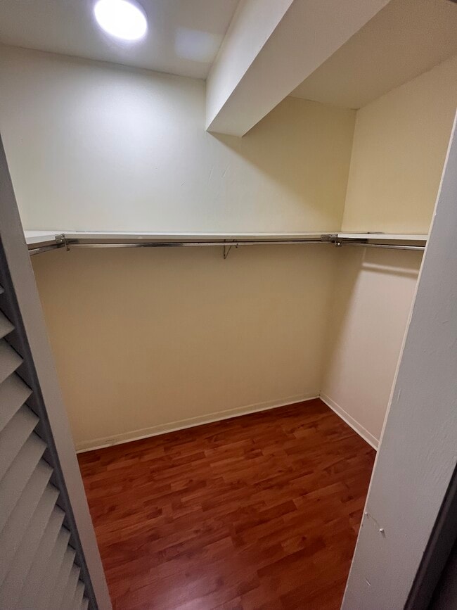 Building Photo - 9137 Fontainebleau Blvd