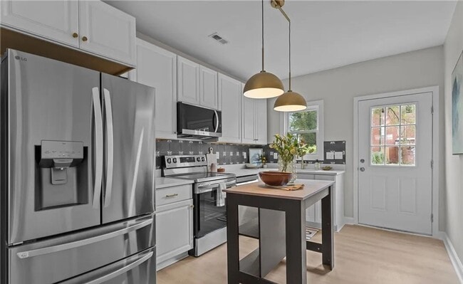 Building Photo - Newly Renovated 4 Bedroom, 2 Full Bath Home, Available Immediately!