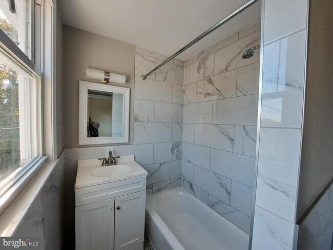 Building Photo - 1100 Green St