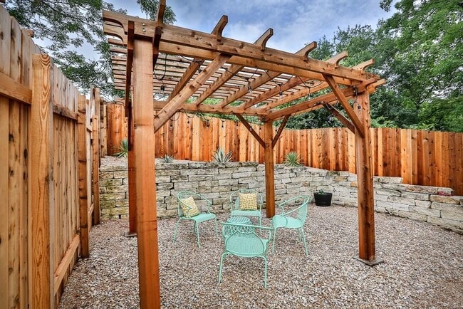 Building Photo - 1700 Perez St