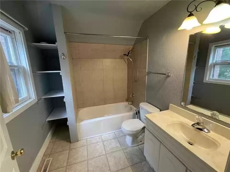 Second floor Bath - 125 10th Ave SE