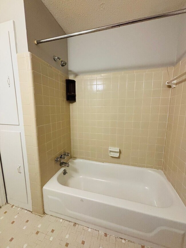 Building Photo - Move-In Ready Ranch in the Heart of Elgin!