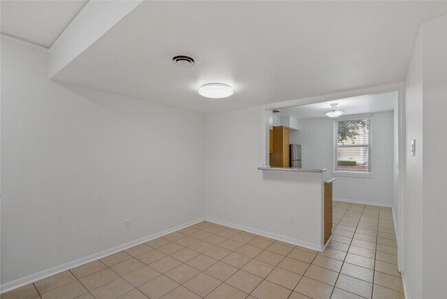 Building Photo - 2727 Briarhurst Dr