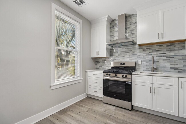 Building Photo - 324 Pacific Ave