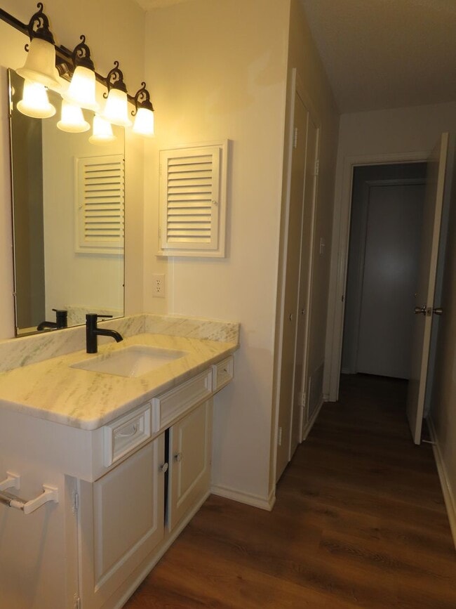 Building Photo - Expansive 3/2 Home in Tyler w/Additional Den and Living Room!