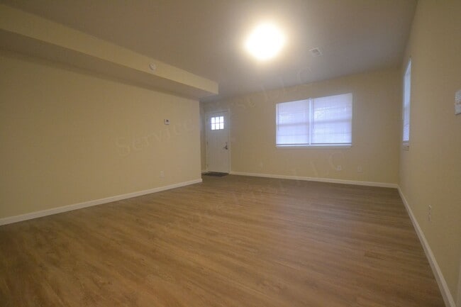 Building Photo - 3 Bed 1.5 Bath Duplex