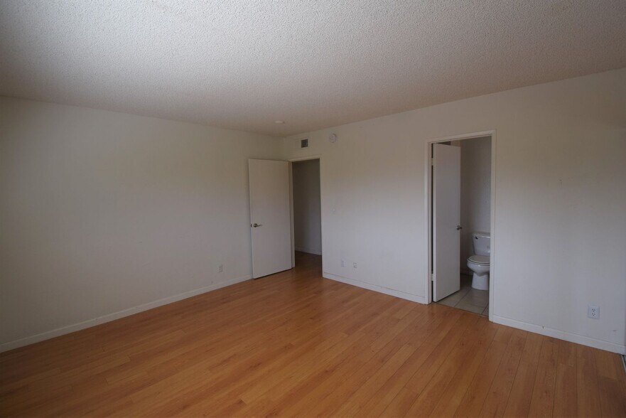 Building Photo - 4930 Whitsett Ave