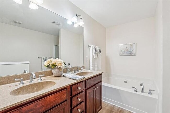 Building Photo - House 3 Beds 3 Bath