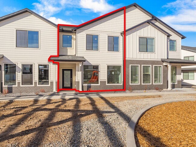 Building Photo - Beautiful 3-bedroom, 2.5-bath townhome