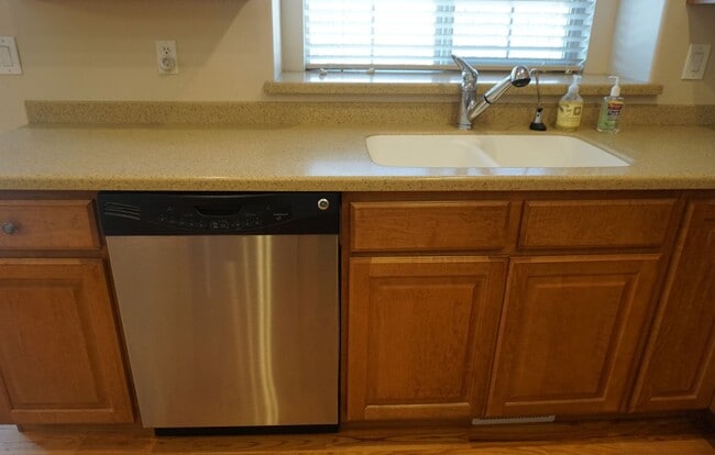 Building Photo - Beautiful Pleasant Grove 6 Bedroom With Mo...