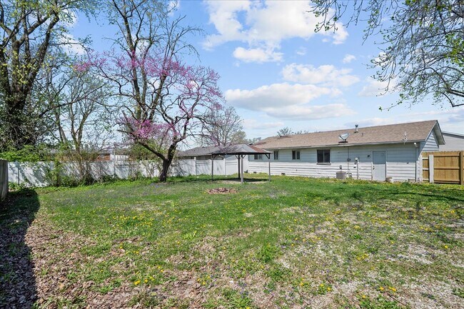 Building Photo - 807 Estate Dr
