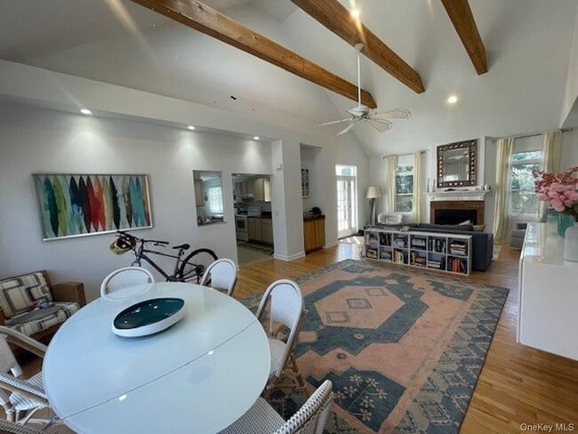 Building Photo - 35 Maple St