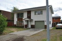 Building Photo - 4 Bedroom, 2 Bath, 1 Car Garage home in the middle of town.