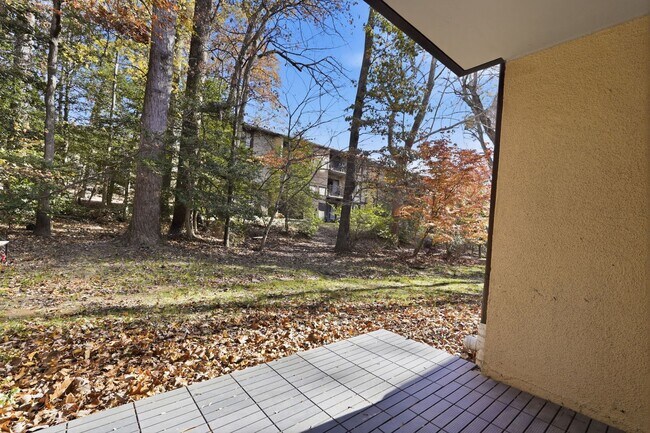 Building Photo - Beautifully Renovated 2-Bedroom Condo in the Heart of Reston!