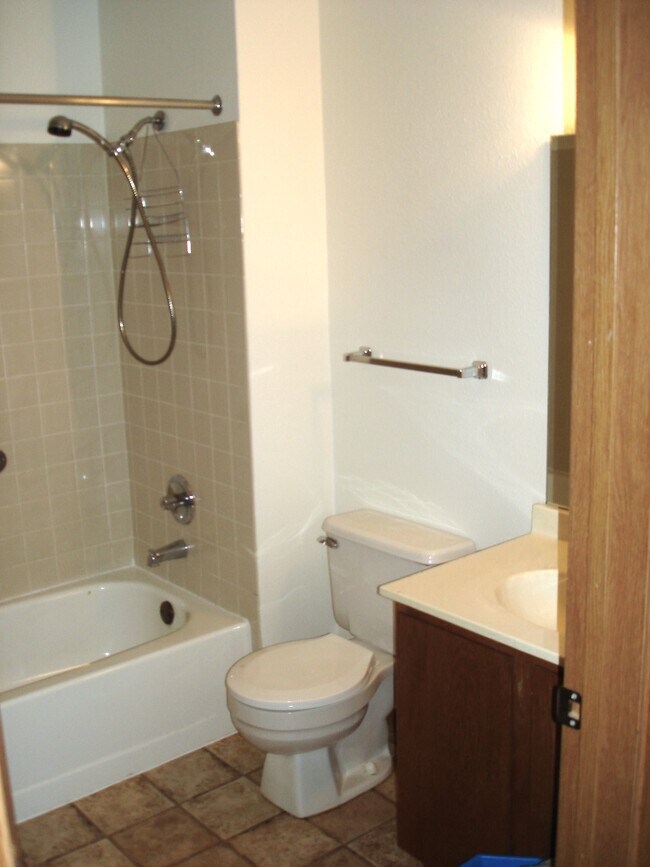 Scotland Green Bathroom - Scotland Green Apartments