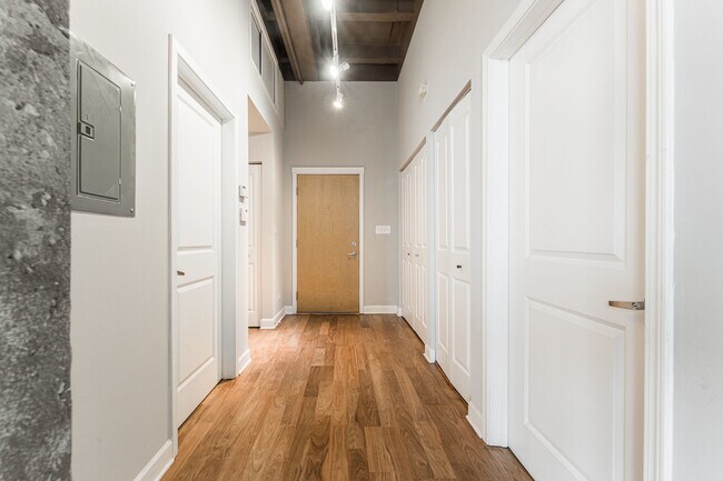 Building Photo - 4131 W Belmont Ave