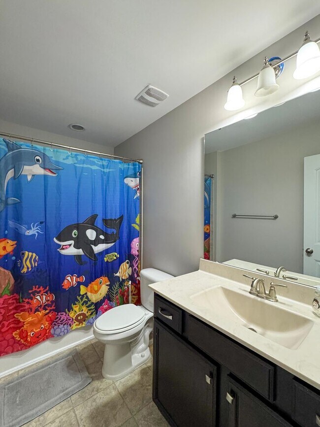 Building Photo - Gorgeous 4 Bed 2.5 Bath Home with Fenced Backyard