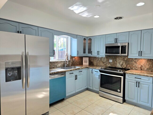 Building Photo - 806 N 31st Ct
