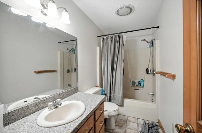 Building Photo - 39 Valley Ln