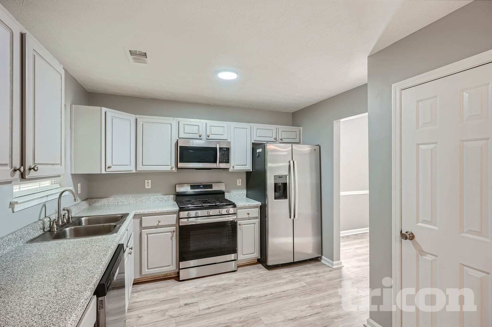 Building Photo - 3250 Diamond Blf