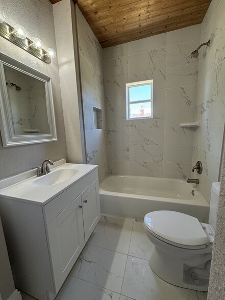 Building Photo - 708 Davis St