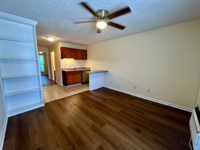 Building Photo - 1BR 1BA Apartment at Venture Point Apt. *Water Included*
