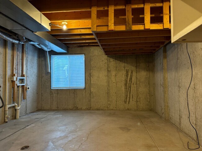 Building Photo - ADORABLE TOWNHOME