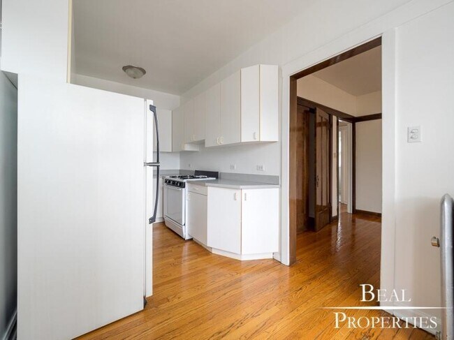 Building Photo - 1 bedroom in CHICAGO IL 60613