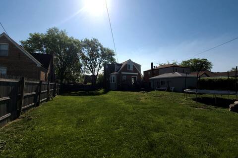 Building Photo - 9520 S Ridgeway Ave