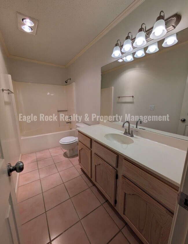 Building Photo - 1304 N Umbrella Ave