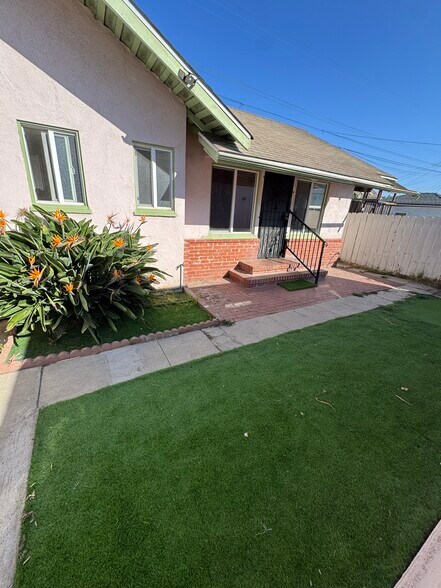 Front shot of house - 5438 7th Ave