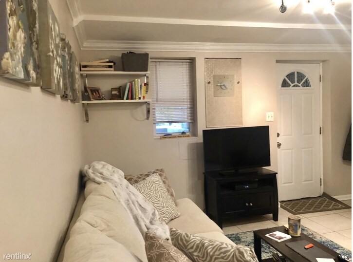 Building Photo - 902 I St SE