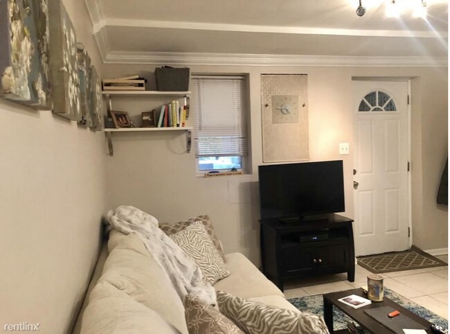 Building Photo - 902 I St SE