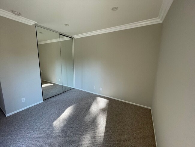 Building Photo - Impeccable end-unit La Mancha townhome in Mission Viejo